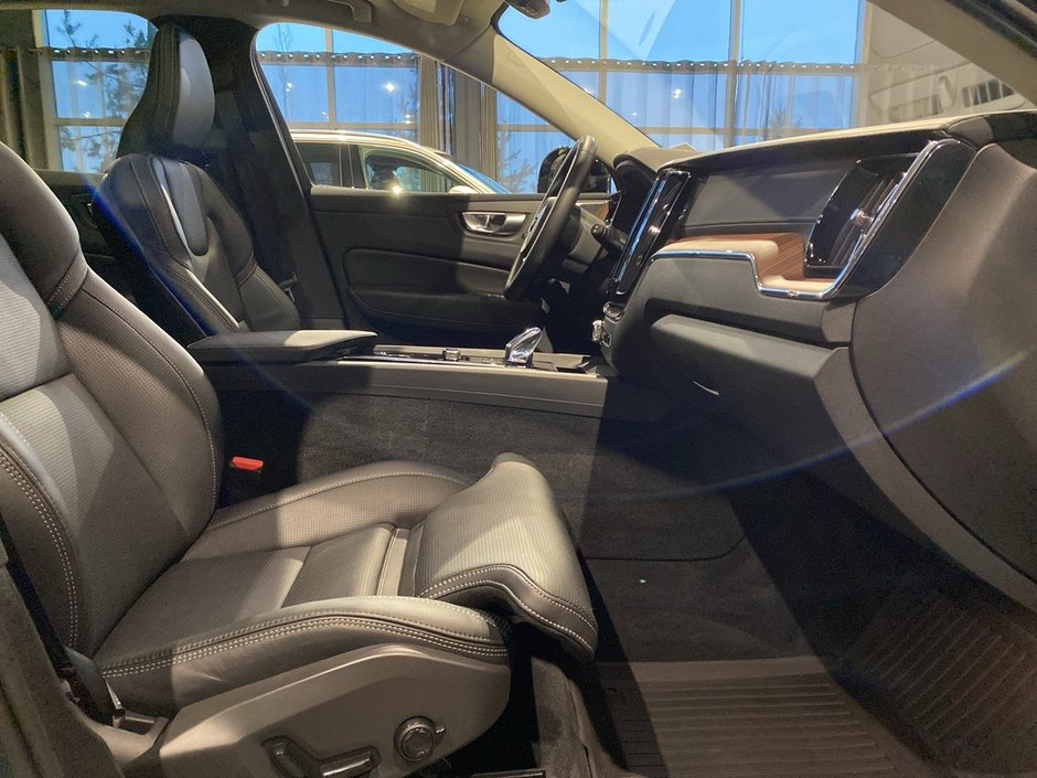 2023 Volvo XC60 B6 AWD Ultimate - Dark-22