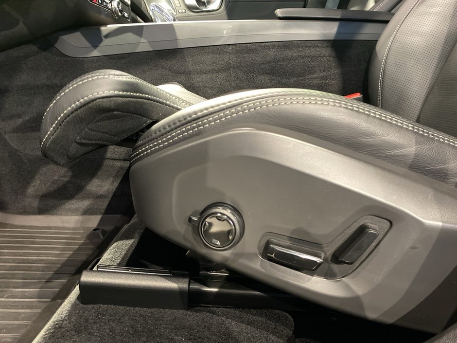 2023 Volvo XC60 B6 AWD Ultimate - Dark-13