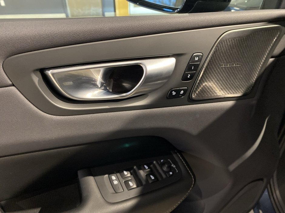 2023 Volvo XC60 B6 AWD Ultimate - Dark-11