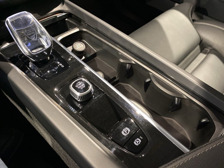 2023 Volvo XC60 B6 AWD Ultimate - Dark-12