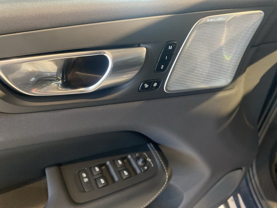 2023 Volvo XC60 B6 AWD Ultimate - Bright-11