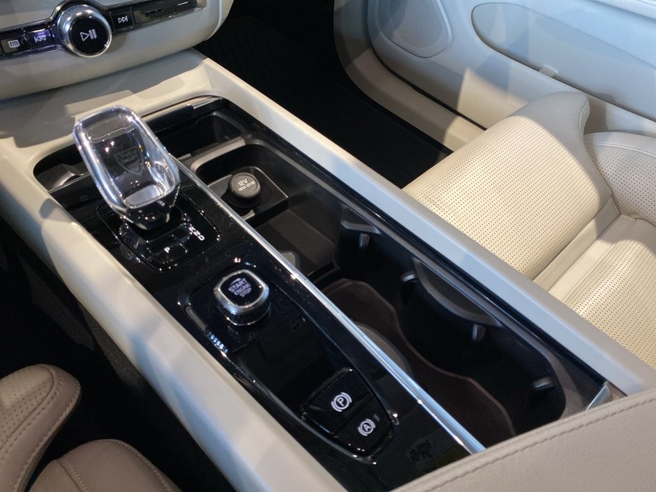 2023 Volvo XC60 B6 AWD Ultimate - Bright-12