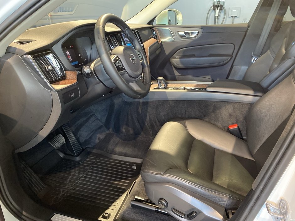 2023 Volvo XC60 B6 AWD Plus - Bright-9