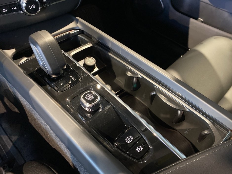 2023 Volvo XC60 B6 AWD Plus - Bright-12