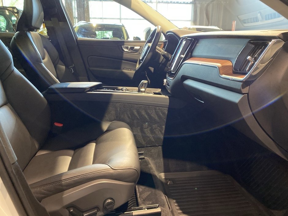 2023 Volvo XC60 B6 AWD Plus - Bright-22