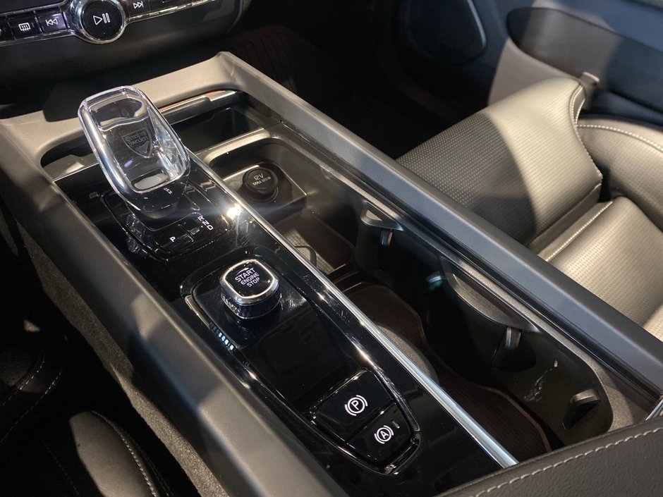 2023 Volvo XC60 B6 AWD Ultimate - Bright-14