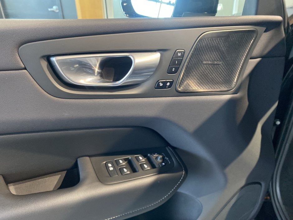 2023 Volvo XC60 B6 AWD Ultimate - Bright-12