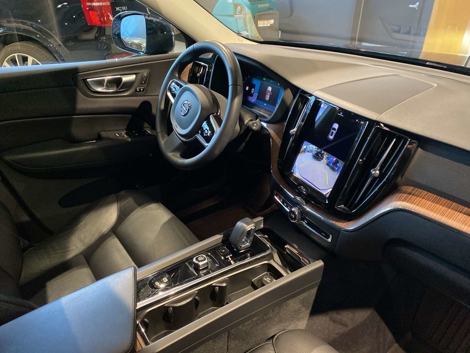 2023 Volvo XC60 B6 AWD Plus - Bright-23
