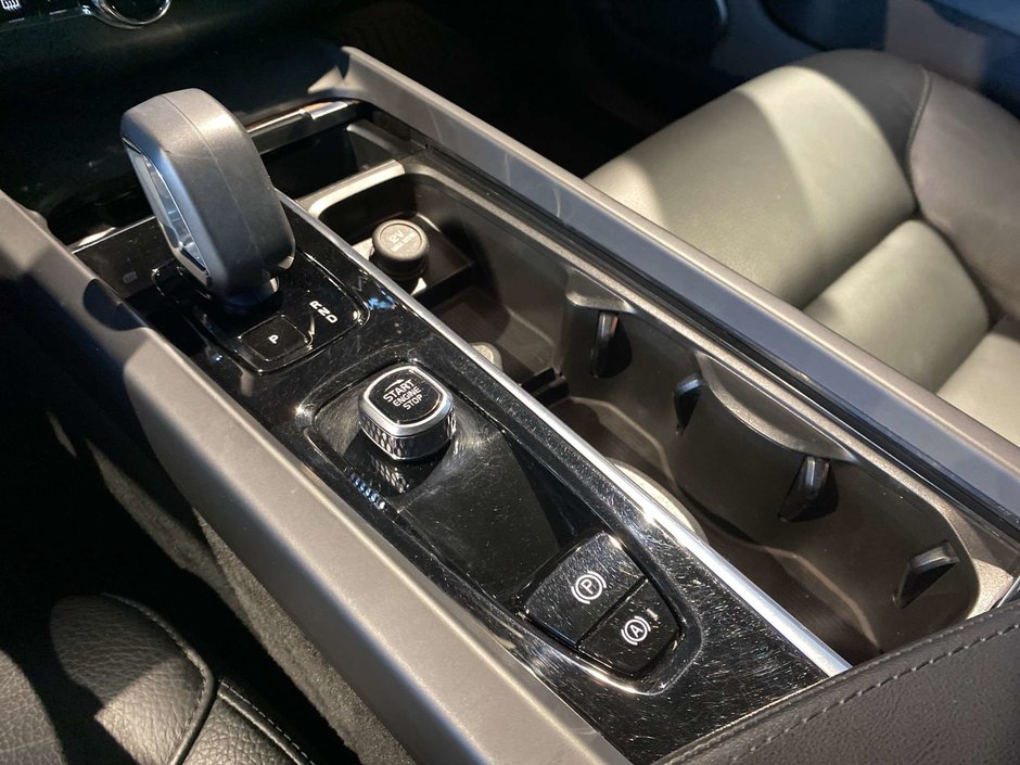 2023 Volvo XC60 B6 AWD Plus - Bright-12