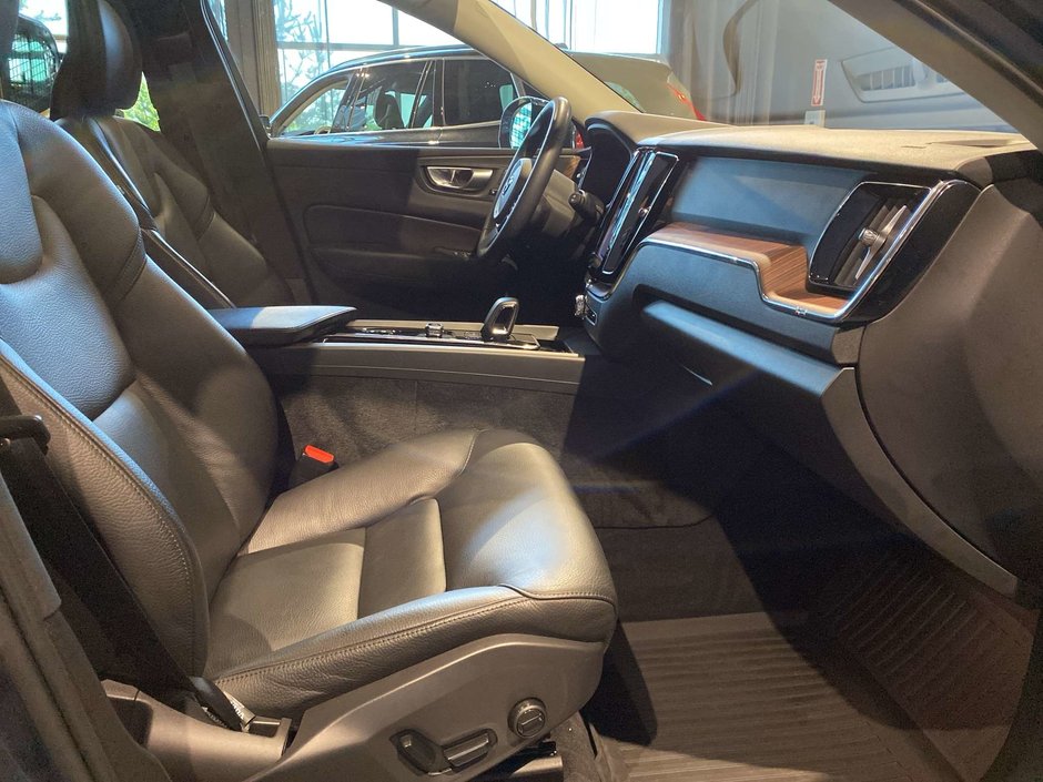 2023 Volvo XC60 B6 AWD Plus - Bright-22