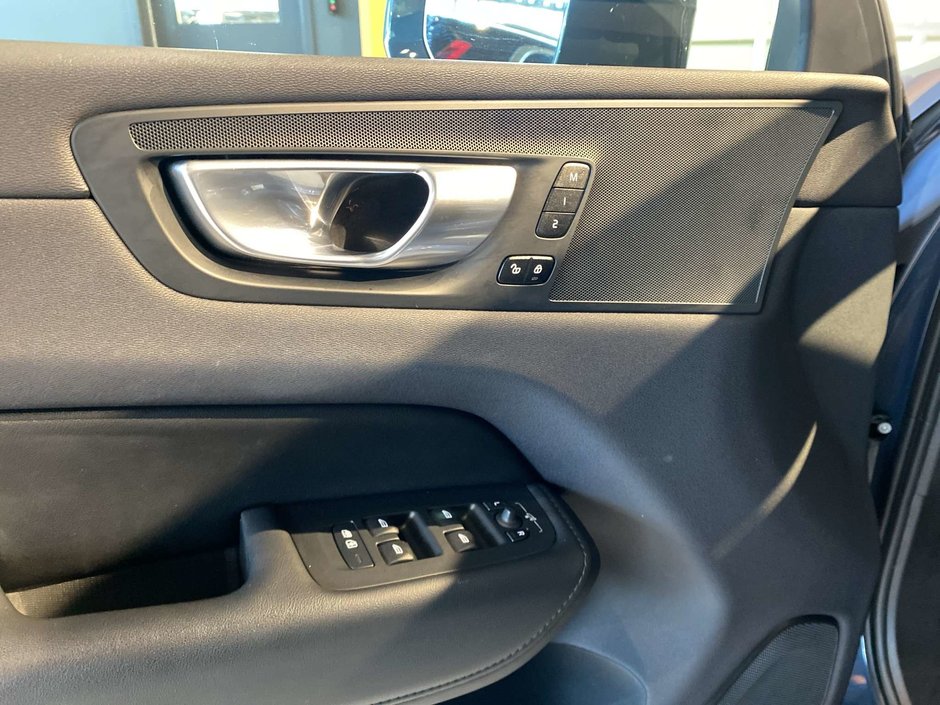 2023 Volvo XC60 B6 AWD Plus - Bright-11