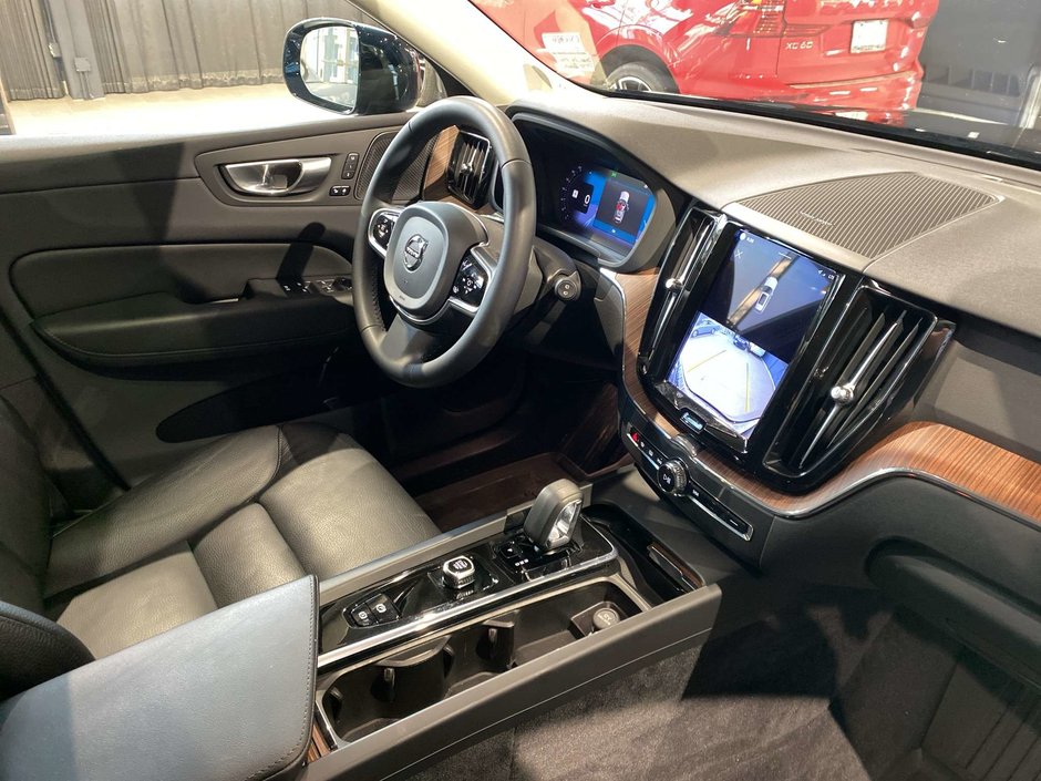 2023 Volvo XC60 B6 AWD Plus - Dark-23