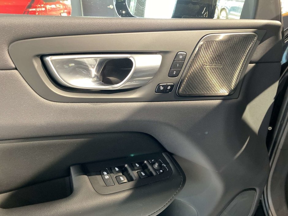 2023 Volvo XC60 B6 AWD Plus - Dark-11