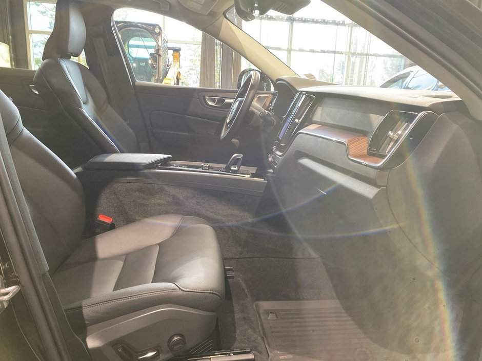 2023 Volvo XC60 B6 AWD Plus - Dark-22