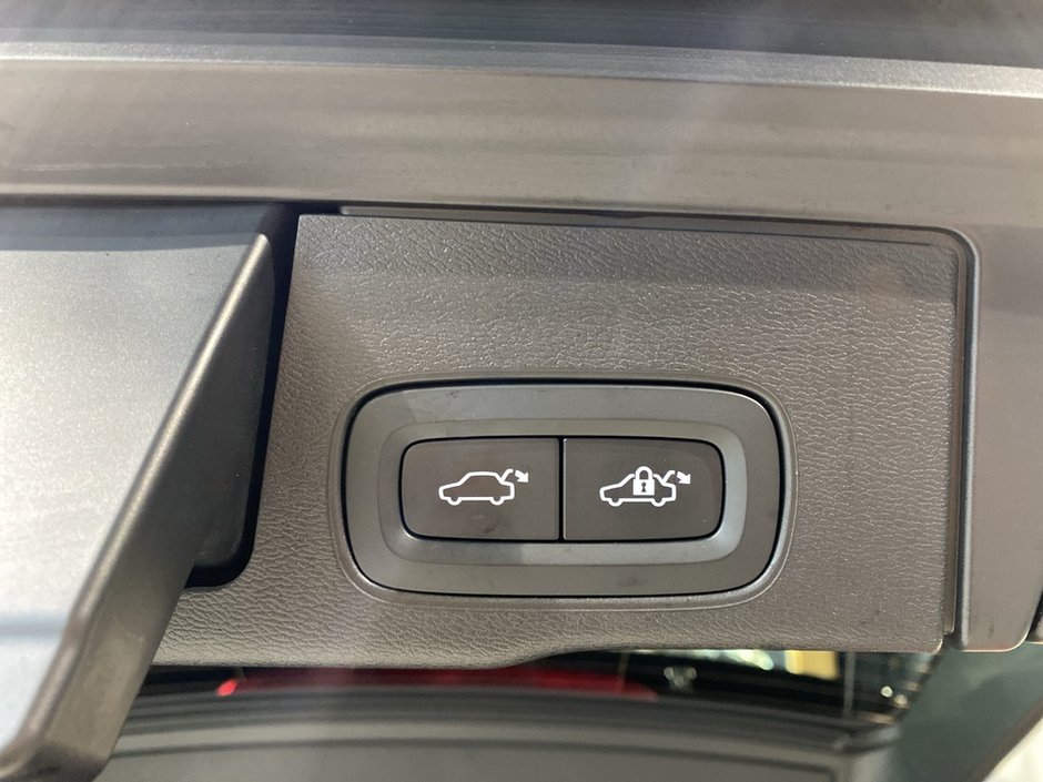 2023 Volvo XC60 B6 AWD Plus - Dark-20