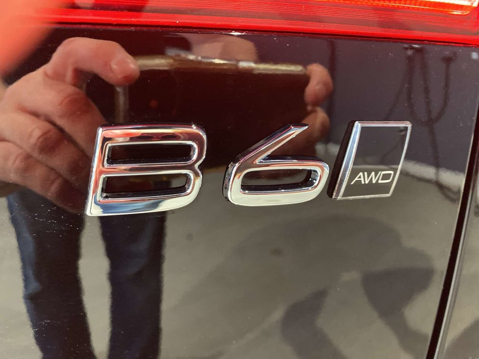 2023 Volvo XC60 B6 AWD Plus - Dark-26