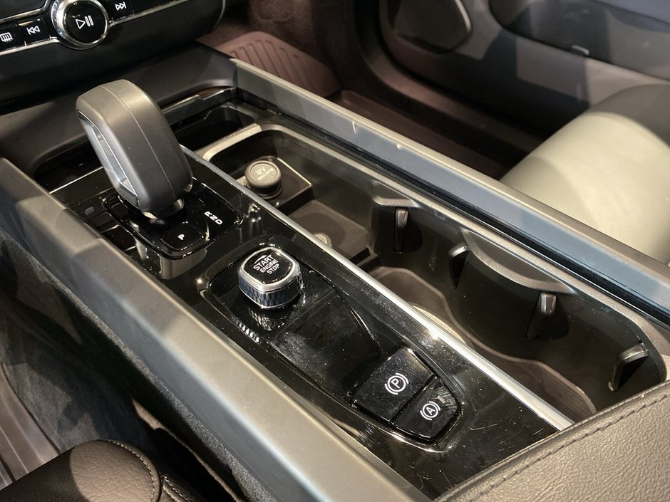 2023 Volvo XC60 B6 AWD Plus - Dark-12