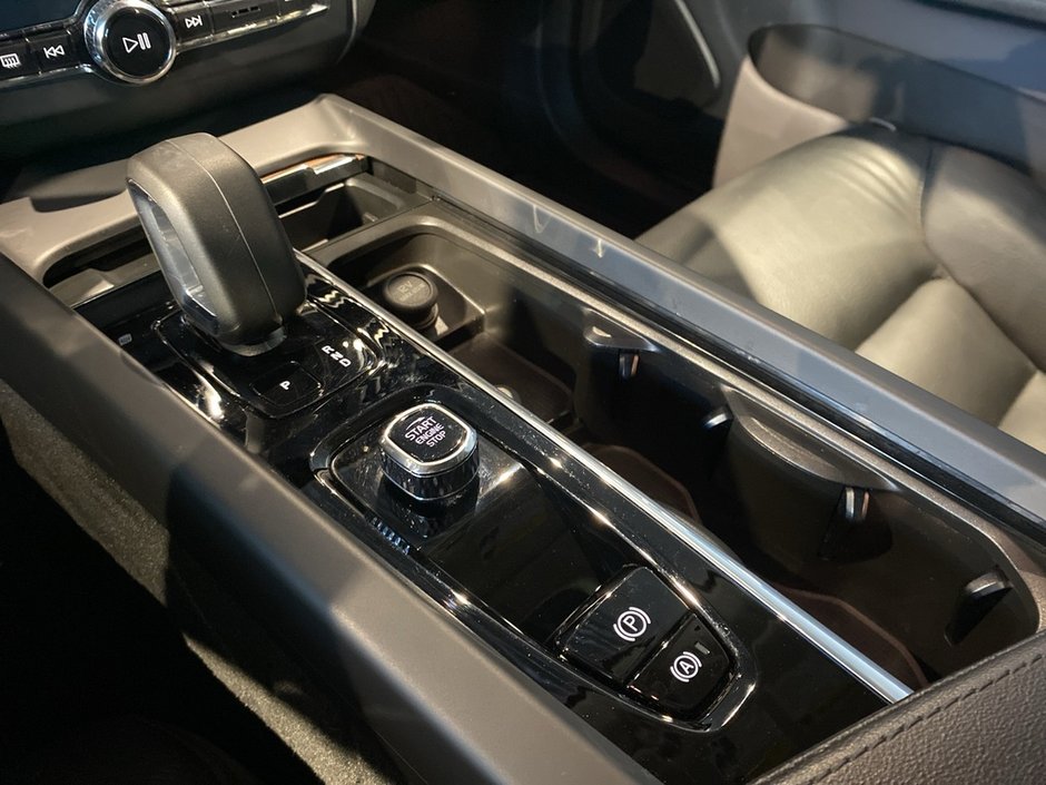 2023 Volvo XC60 B6 AWD Plus - Bright-12