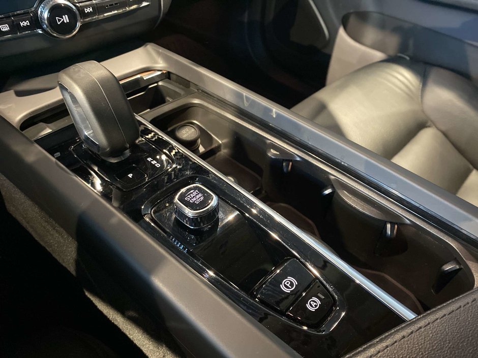2023 Volvo XC60 B6 AWD Plus - Bright-12