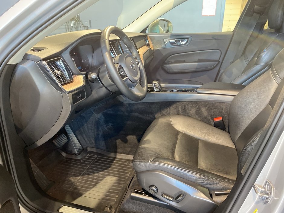 2023 Volvo XC60 B6 AWD Plus - Bright-9