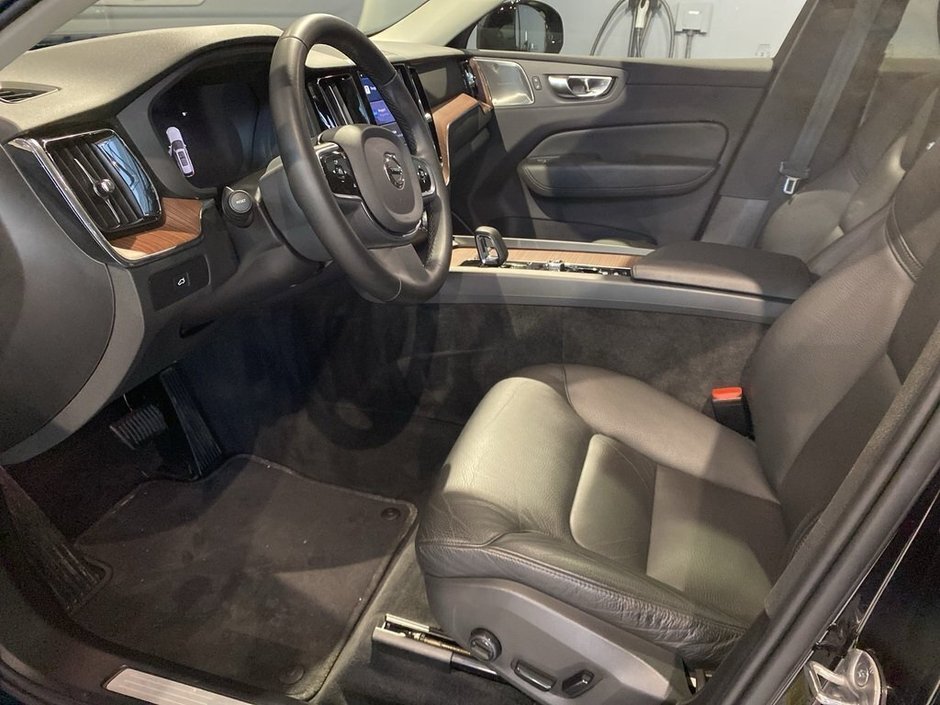 2024 Volvo XC60 B5 AWD Plus Dark Theme-9