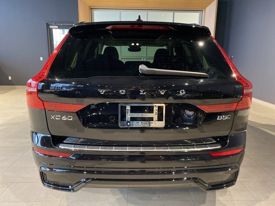2024 Volvo XC60 B5 AWD Plus Dark Theme-3
