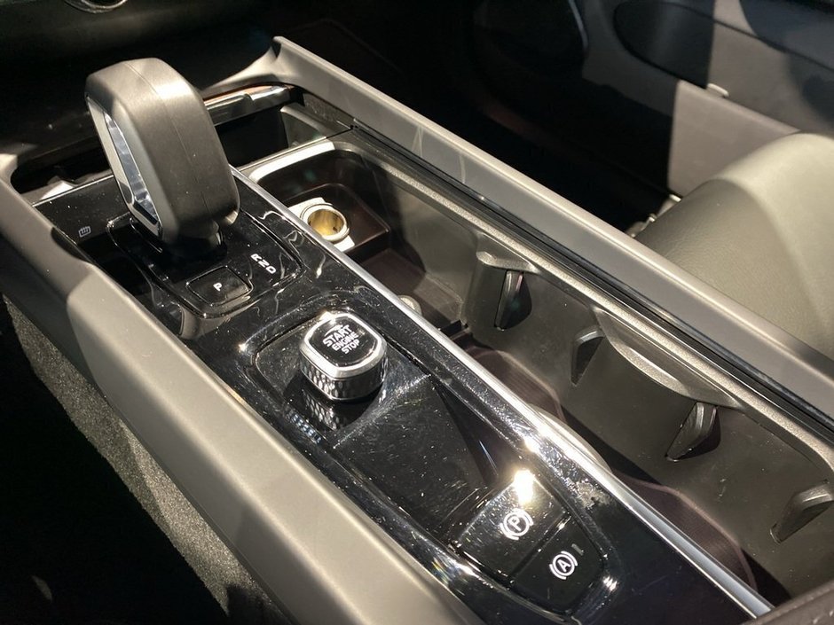 2024 Volvo XC60 B5 AWD Plus Dark Theme-12