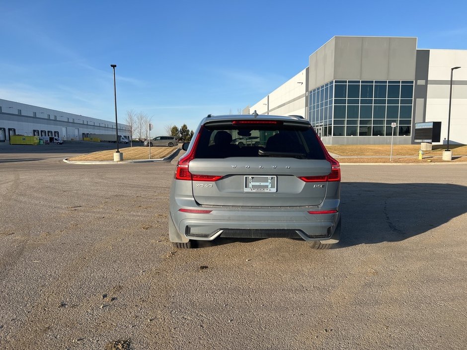 2024 Volvo XC60 B5 AWD Plus Dark Theme-2