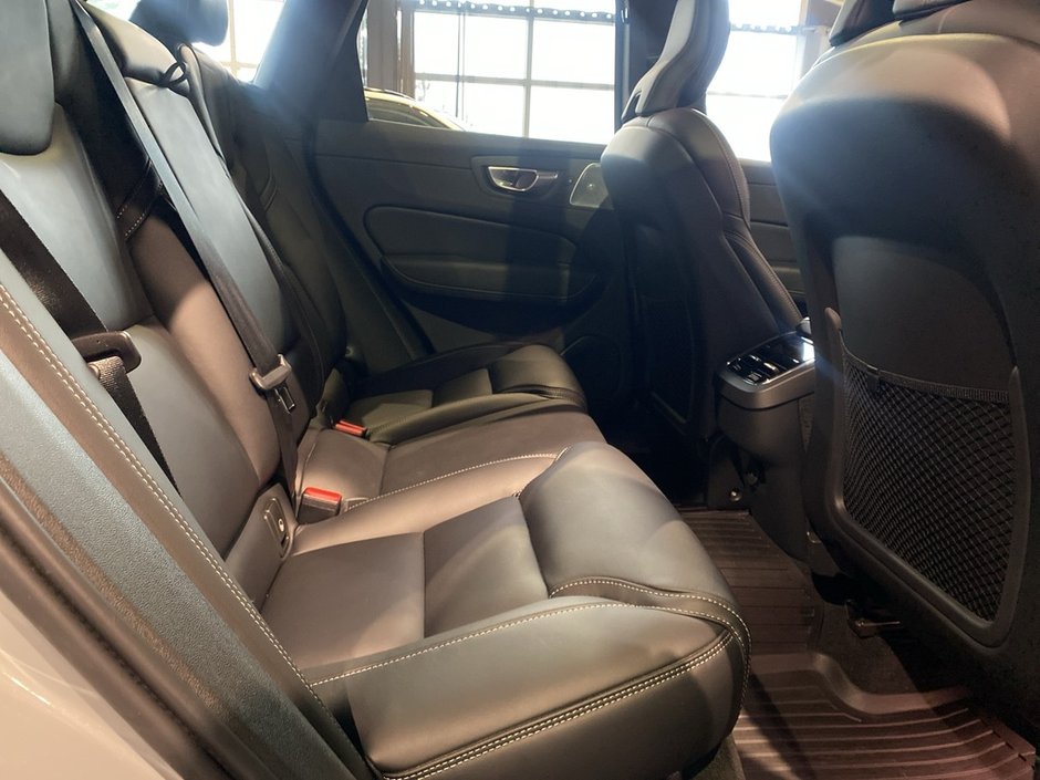 2024 Volvo XC60 B5 AWD Ultimate Dark Theme-21