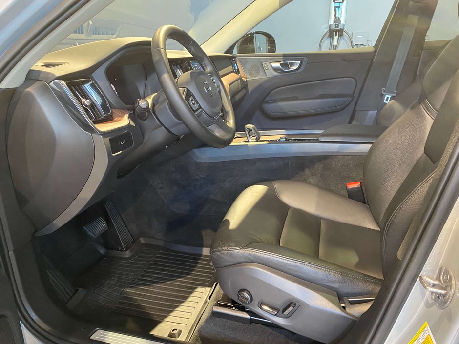 2024 Volvo XC60 B5 AWD Plus Dark Theme-9