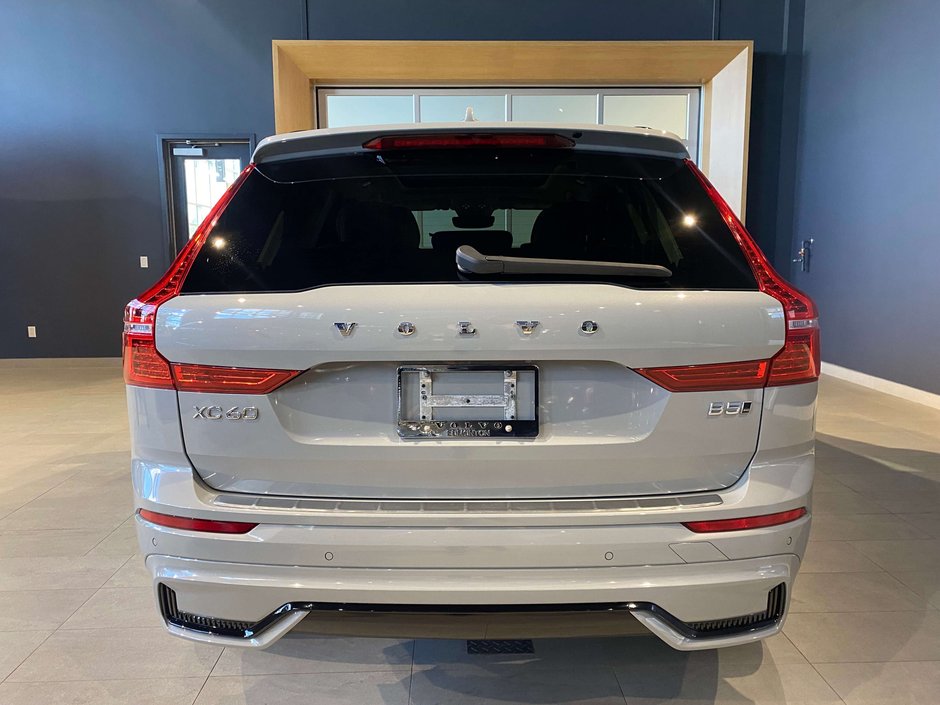 2024 Volvo XC60 B5 AWD Plus Dark Theme-3