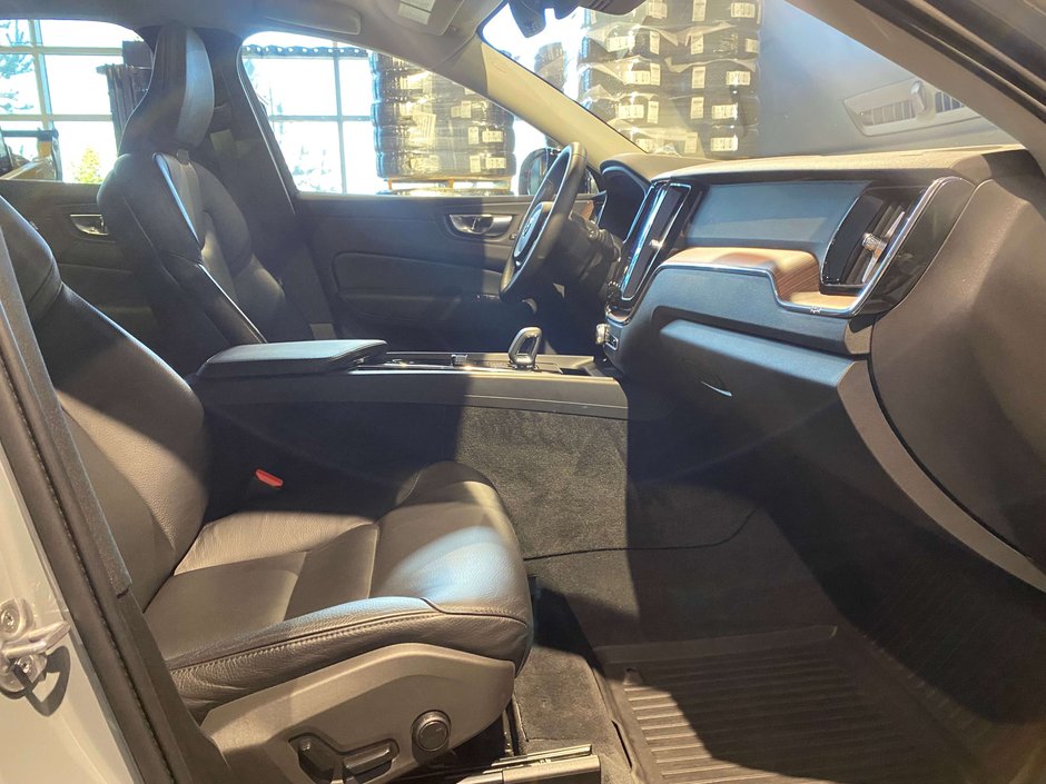 2024 Volvo XC60 B5 AWD Plus Dark Theme-22