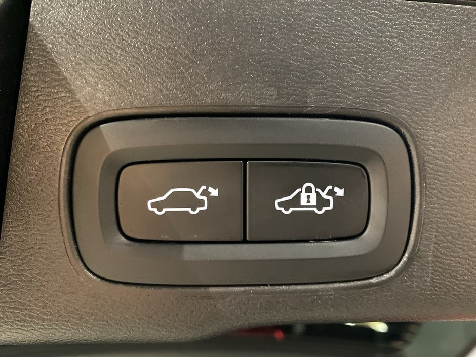 2025 Volvo XC60 B5 AWD Core Dark Theme-20