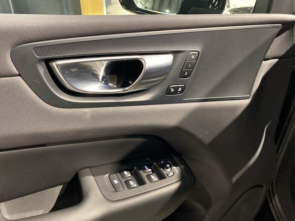 2025 Volvo XC60 B5 AWD Core Dark Theme-11