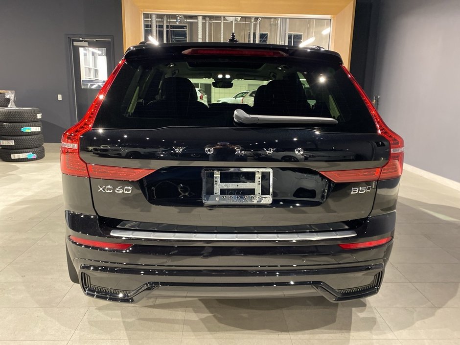 2025 Volvo XC60 B5 AWD Core Dark Theme-3