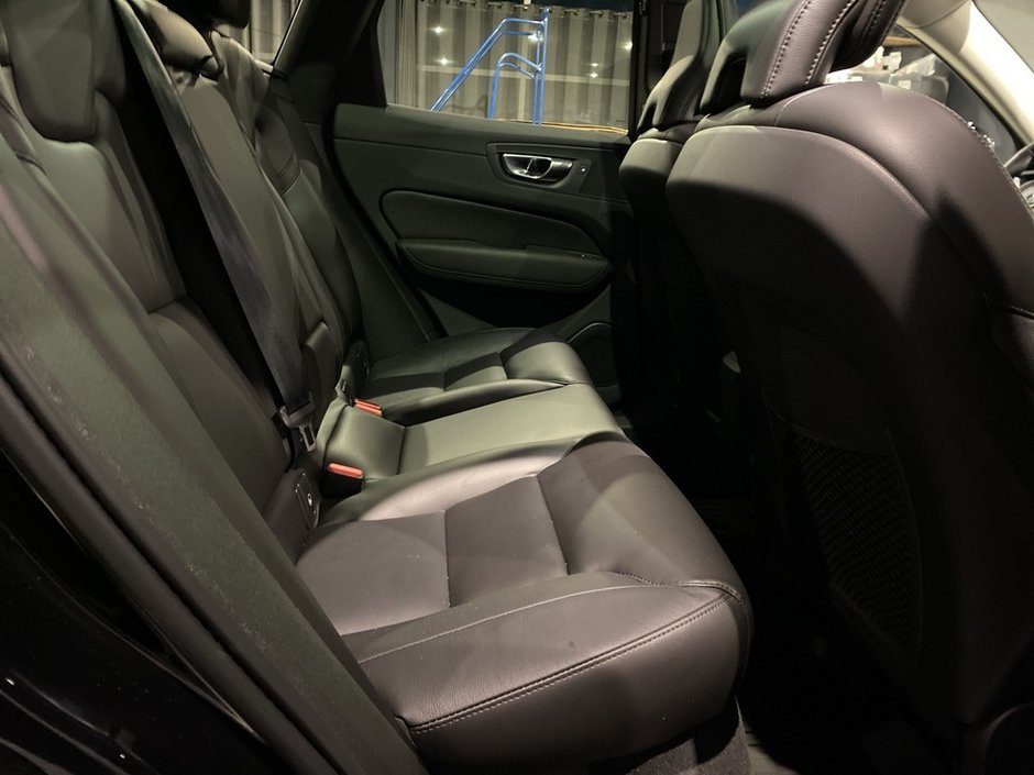 2025 Volvo XC60 B5 AWD Core Dark Theme-21