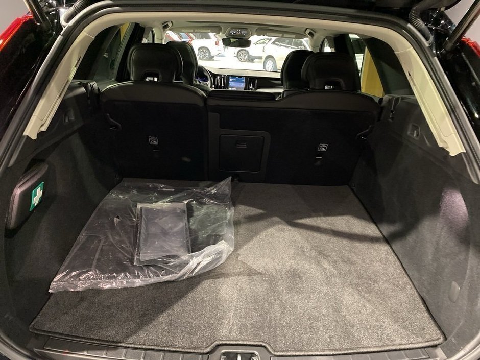 2025 Volvo XC60 B5 AWD Core Dark Theme-19