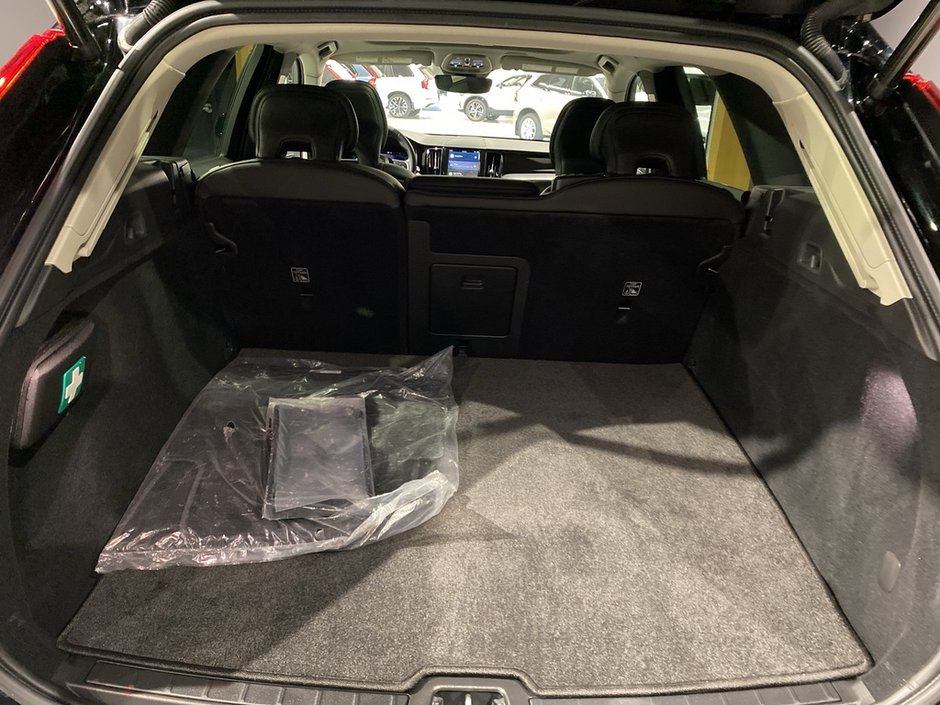 2025 Volvo XC60 B5 AWD Core Dark Theme-19