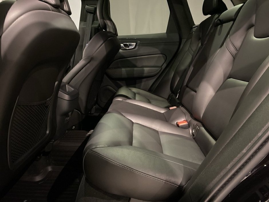 2025 Volvo XC60 B5 AWD Core Dark Theme-17