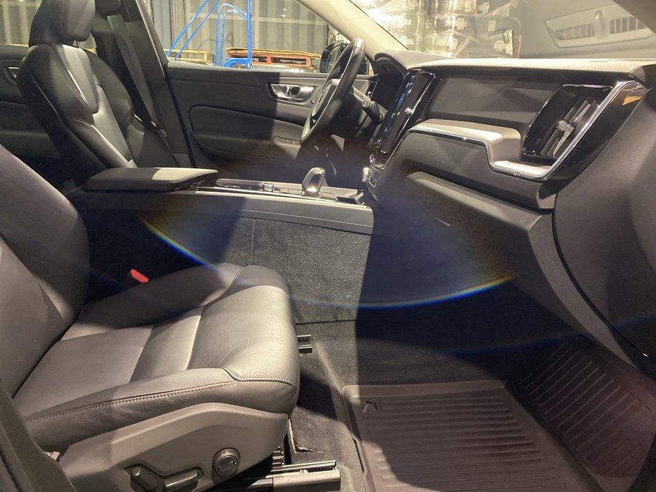 2025 Volvo XC60 B5 AWD Core Dark Theme-22