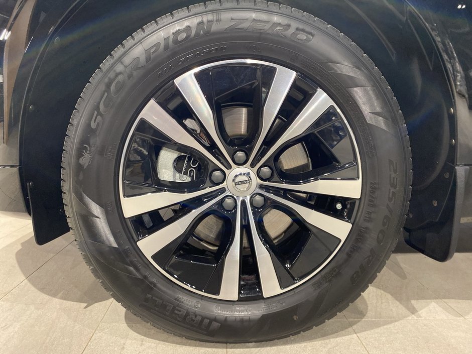 2025 Volvo XC60 B5 AWD Core Dark Theme-8