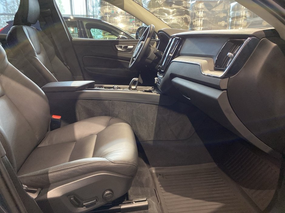 2025 Volvo XC60 B5 AWD Plus Dark Theme-22