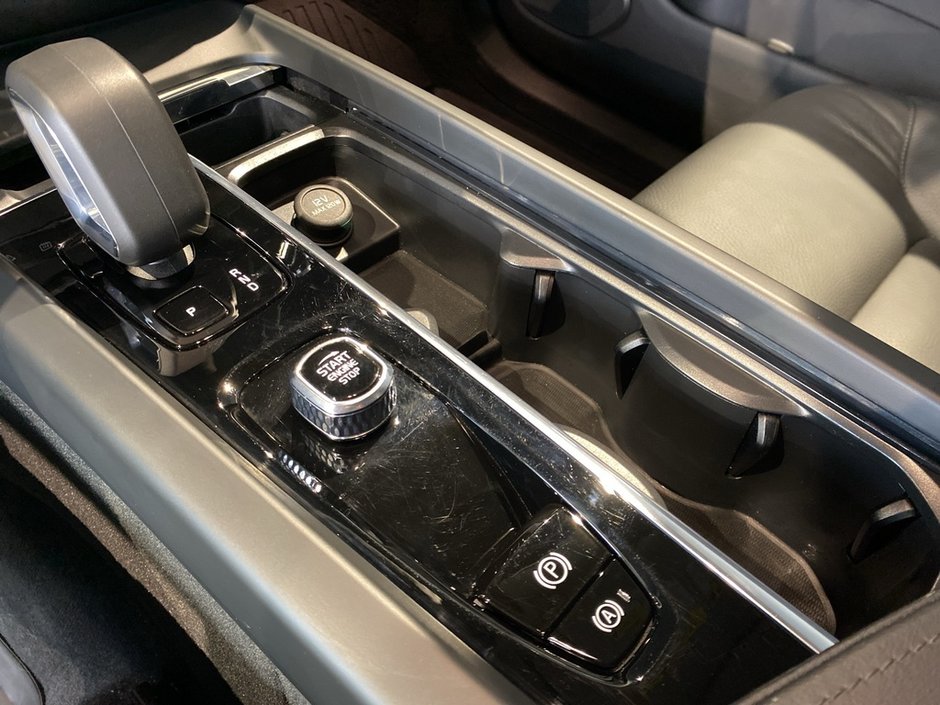 2025 Volvo XC60 B5 AWD Plus Dark Theme-12