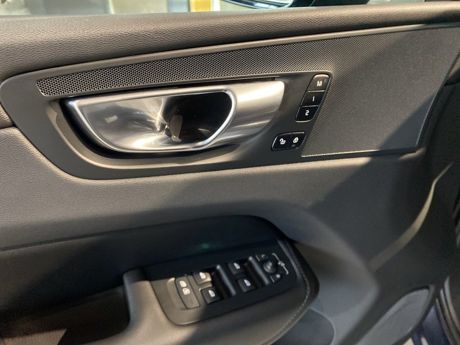 2025 Volvo XC60 B5 AWD Plus Dark Theme-11