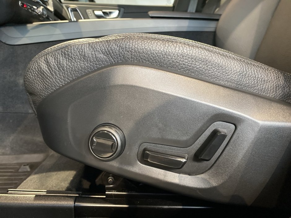 2025 Volvo XC60 B5 AWD Plus Dark Theme-13