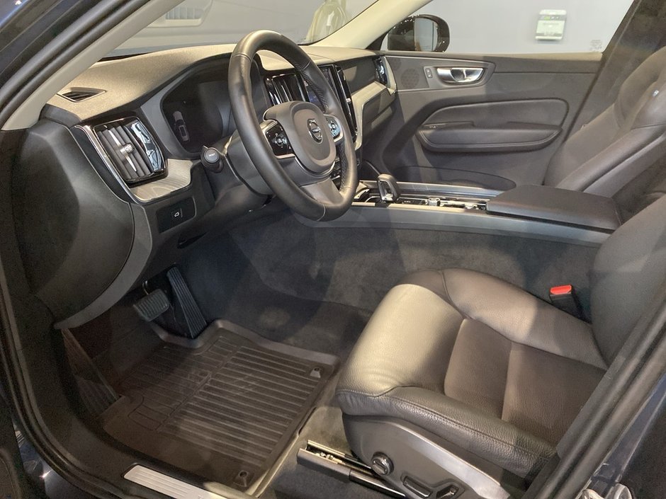 2025 Volvo XC60 B5 AWD Plus Dark Theme-9