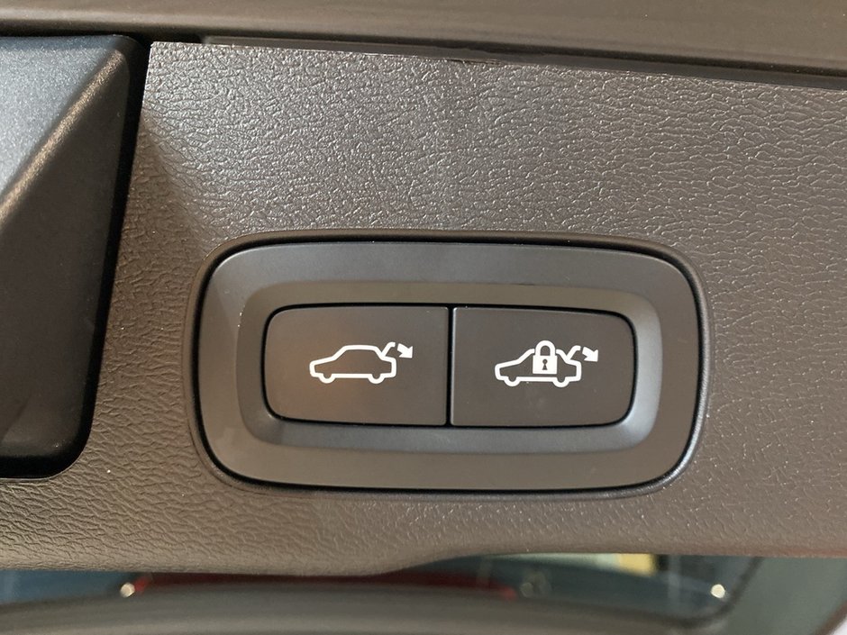 2025 Volvo XC60 B5 AWD Plus Dark Theme-20