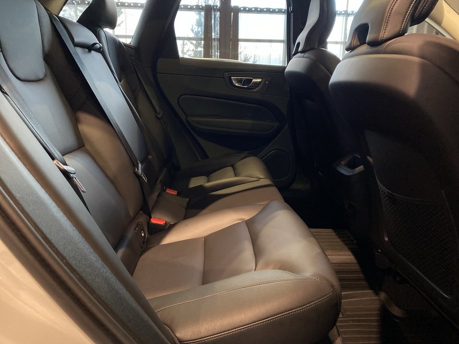 2025 Volvo XC60 B5 AWD Core Dark Theme-21