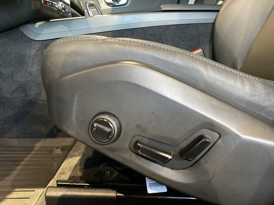 2025 Volvo XC60 B5 AWD Core Dark Theme-13