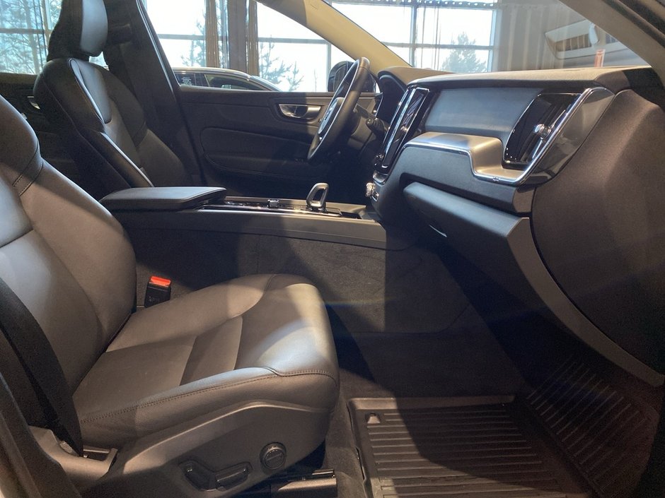 2025 Volvo XC60 B5 AWD Core Dark Theme-22